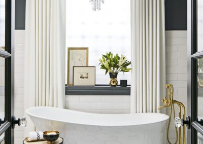 Bathroom Suite With Feature Chandelier Light.
